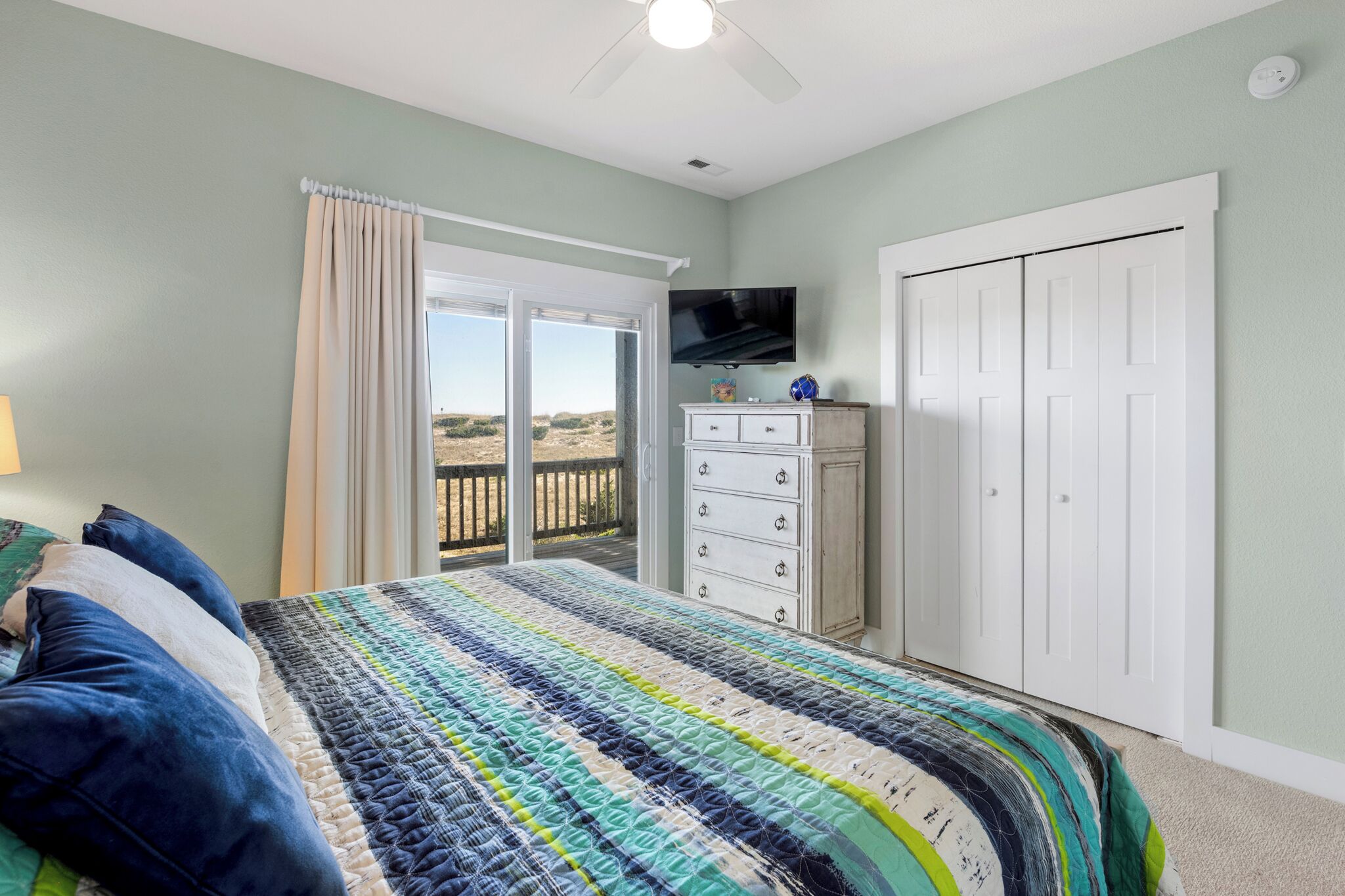 Desk, iron/ironing board, WiFi, bed sheets