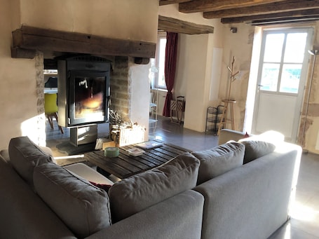 スマートテレビ、書庫. Beaune Nuits: well-kept house, garden, wood stove, great peace and quiet