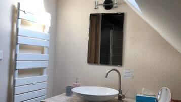 Dusche, Haartrockner, Handtücher, Seife