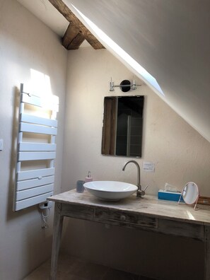 Een douche, een haardroger, handdoeken, zeep