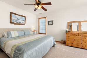 4 bedrooms, desk, iron/ironing board, WiFi