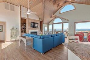 Smart TV, fireplace, DVD player - Sovereign of the Seas: Oceanfront/Hot Tub/Dogs OK (Corolla)