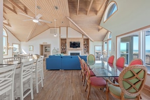 Smart TV, fireplace, DVD player - Sovereign of the Seas: Oceanfront/Hot Tub/Dogs OK (Corolla)