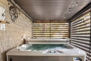 Indoor spa tub - Inspect2Sea: Pool, Hot Tub | Walk to Downtown Duck (Duck)