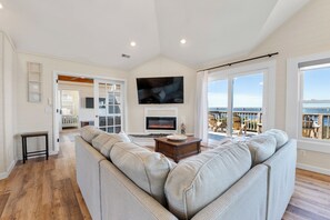 تلفزيون ذكي، مدفأة، مشغل دي في دي