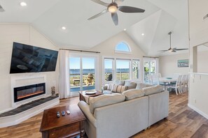 تلفزيون ذكي، مدفأة، مشغل دي في دي