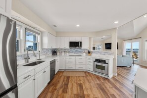 ثلاجة، ميكروويف، فرن، موقد طهي مسطح