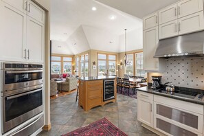 Fridge, microwave, oven, stovetop - Sea Spot: Saltwater Pool, Hot Tub, Beach Club Access (Corolla)