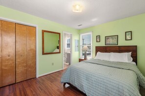3 bedrooms, iron/ironing board, WiFi, bed sheets