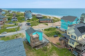 Una zona residenziale sulla costa, con case, una spiaggia e una strada.