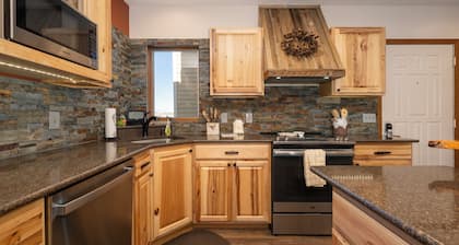 Ski-in/Ski-out 2 bedroom condo, mt views and more!