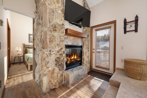 Ski-in/Ski-out 2 bedroom condo, mt views and more!