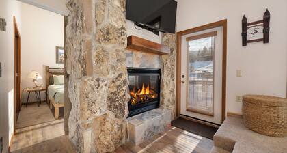 Ski-in/Ski-out 2 bedroom condo, mt views and more!