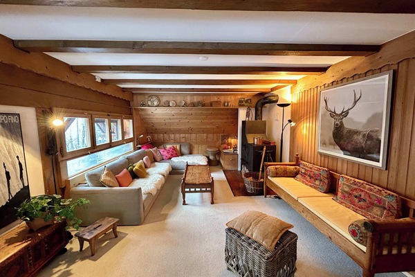 spaicous and beautifuly designed living room