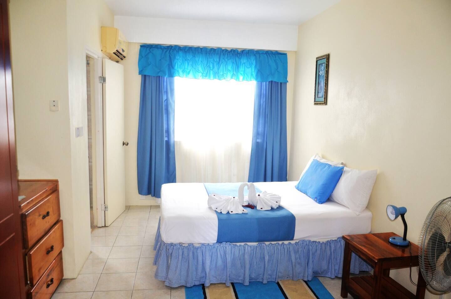 1 habitación, escritorio, tabla de planchar con plancha y wifi 