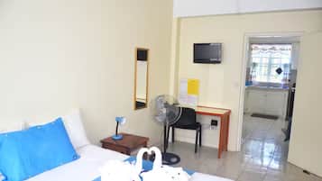 1 dormitori, planxa i posts de planxar, wifi i roba de llit