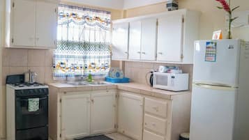 Køleskab, mikrobølgeovn, ovn, kogeplade