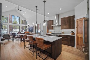 Kühlschrank, Mikrowelle, Herdplatte, Geschirrspüler