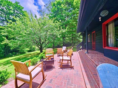 The Marigold Cottage: Serene Mountain Getaway w/ Fire Pit, Large Yard