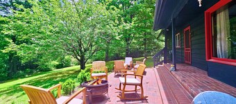 The Marigold Cottage: Serene Mountain Getaway w/ Fire Pit, Large Yard