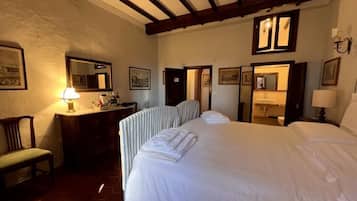 5 bedrooms, desk, iron/ironing board, travel crib