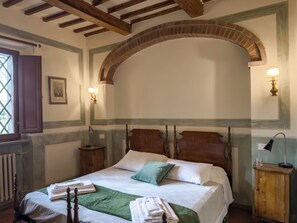 5 chambres, bureau, fer et planche à repasser, lit parapluie