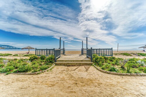 Coral Bay 3D Seafront, Smart TVs + Blackout