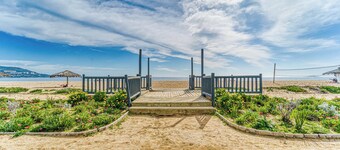 Coral Bay 3D Seafront, Smart TVs + Blackout