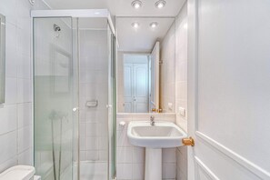 Shower, towels - Coral Bay 3D Seafront, Smart TVs + Blackout (Petorca)