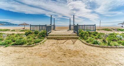 Coral Bay 3D Seafront, Smart TVs + Blackout