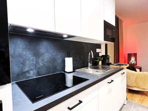 Geladeira, micro-ondas, fogão, cooktop