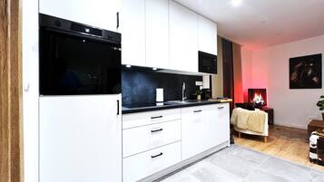 Een koelkast, een microgolfoven, een oven, een kookplaat