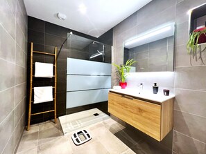 Dusche, Haartrockner, Handtücher, Seife