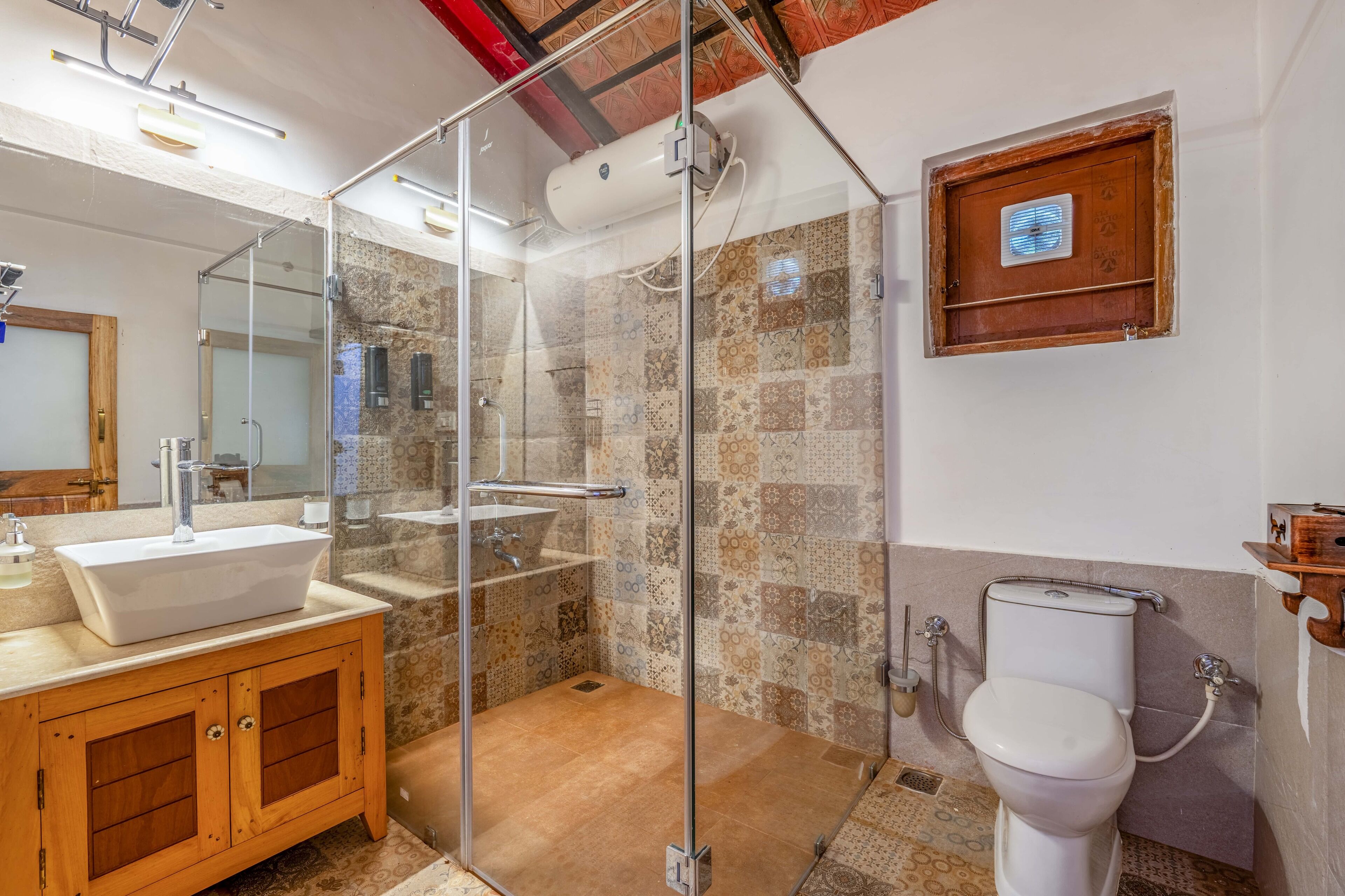 Handuk, sabun, sampo, dan tisu toilet