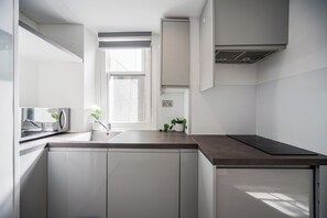 Fridge, microwave, oven, stovetop - Comfy Private studio apartment (London)
