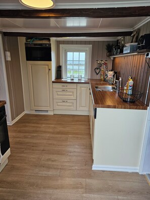 Fridge, microwave, oven, stovetop - Fishermans Lodge Lofoten (Nordland)