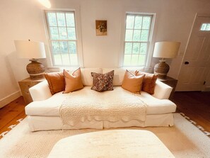 Interior - Charming waterfront Cottage, explore, relax and enjoy the Maine Coast (Kennebunk)