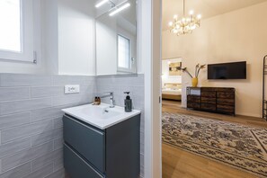 Comfort Apartment | Bathroom | Free toiletries, hair dryer, towels, shampoo