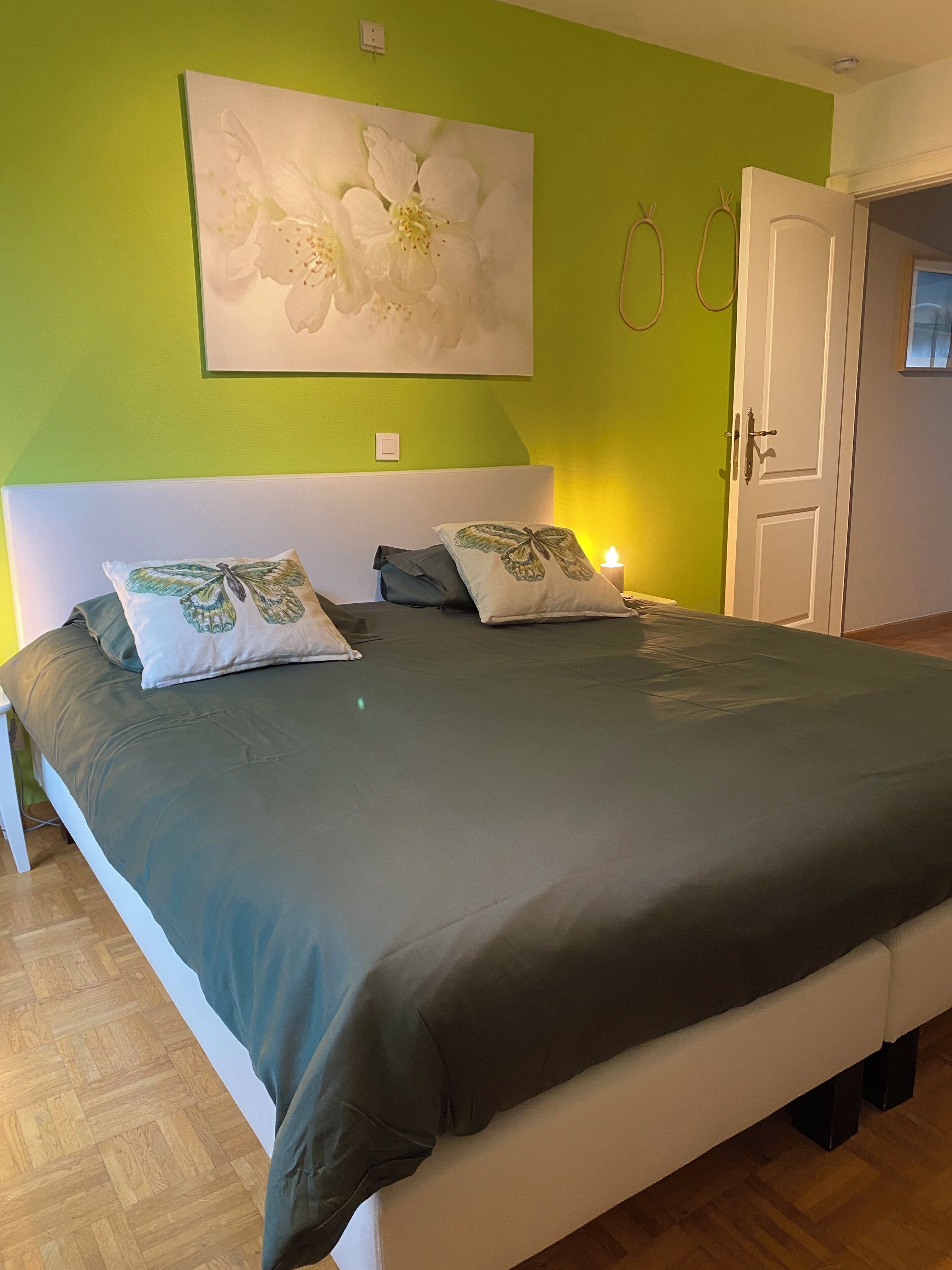 4 bedrooms, desk, iron/ironing board, travel cot