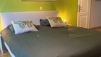 4 bedrooms, desk, iron/ironing board, travel cot