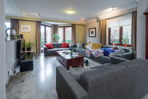 Comfortable house for 12 p in rustival neighborhoud