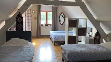 4 slaapkamers, een bureau, een strijkplank/strijkijzer, reisbedje