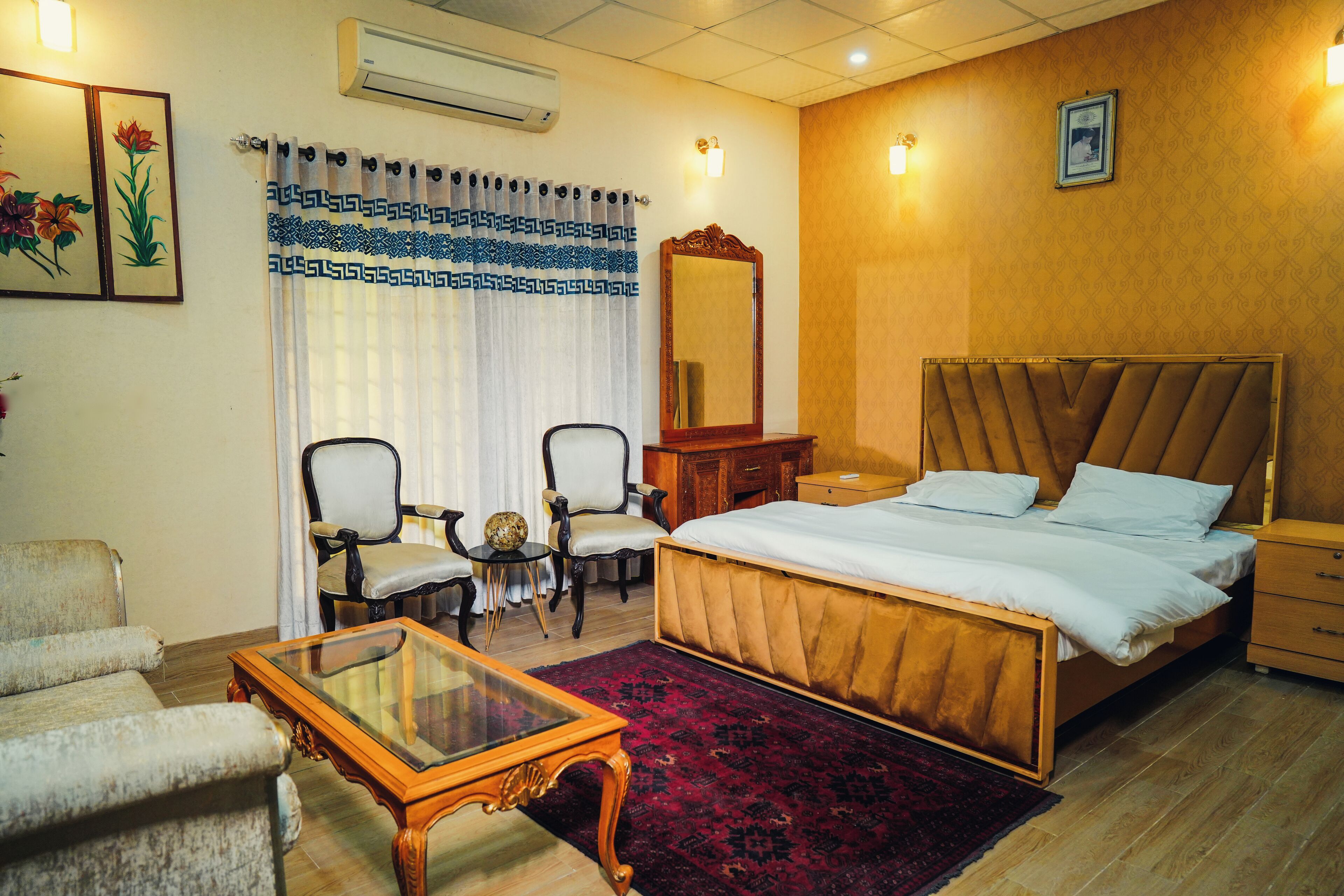 4 bedrooms, iron/ironing board, WiFi, bed sheets