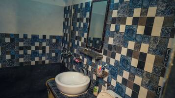 Regadera, toallas, jabón, papel de baño