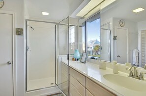 Hair dryer, towels - Beachfront Dolphin | Spacious, Oceanfront (Galveston)