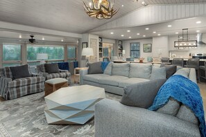 Smart TV, chimenea, videojuegos y oficina 