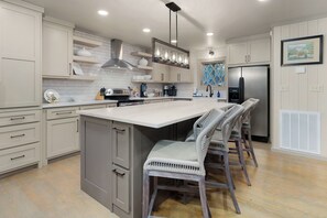 冷蔵庫、電子レンジ、オーブン、コンロ