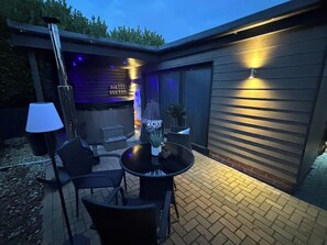 Apartment | Property grounds - Sheffield-apartment-sleeps4-parking-hottub (Sheffield)