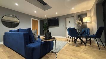 Apartment | Living area | Flat-screen TV