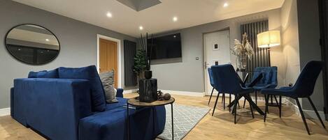 Apartment | Living area | Flat-screen TV